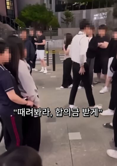 [서울=뉴시스] 길거리에서 흡연을 지적받은 중학생들이 성인 남성을 향해 거친 언행을 쏟아내는 영상이 온라인 상에서 논란이 되고 있다.(사진='왜이러는걸까요0' 유튜브 계정 캡처)