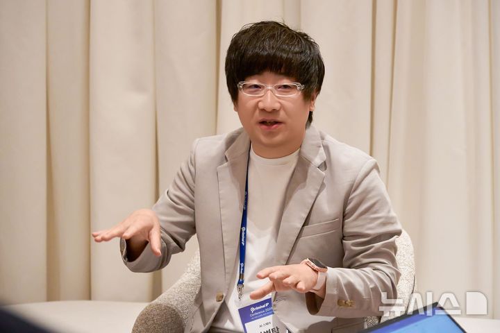 [서울=뉴시스] 강병탁 AI스페라 대표가 14일 오전 서울 강남구 그랜드 인터컨티넨탈 서울 파르나스에서 진행한 인터뷰에서 기자 질문에 답하고 있다.2026.05.14.(사진=AI스페라 제공)
