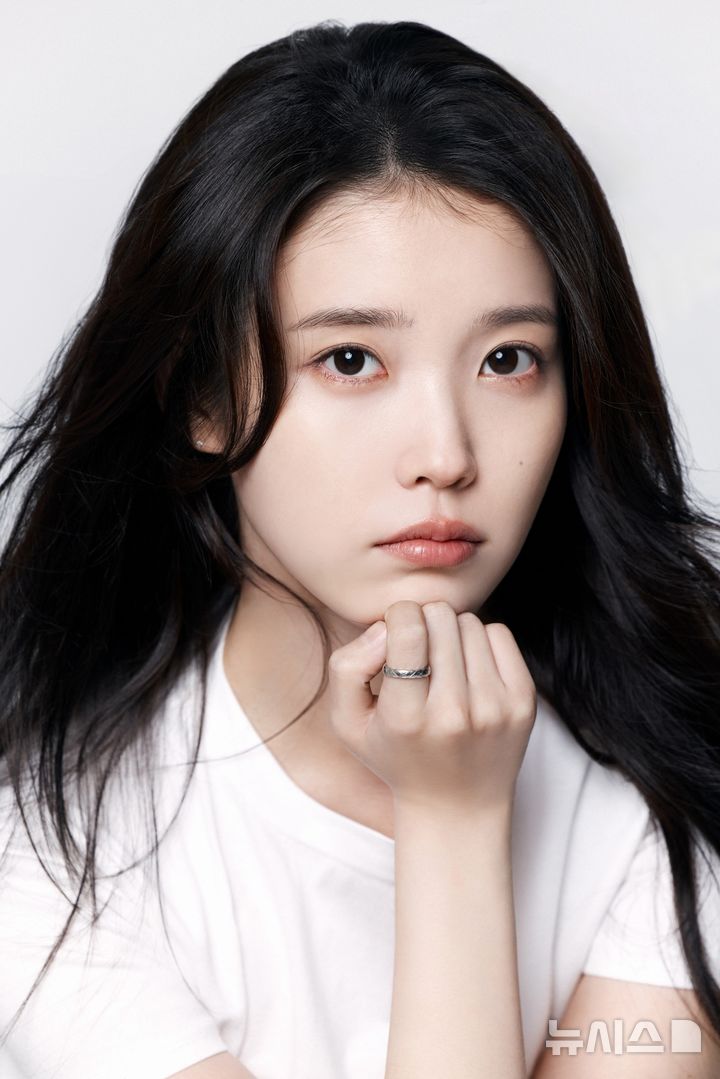 아이유 , 생일 맞아 3억 기부…선한 영향력