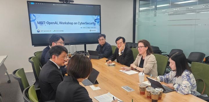 [서울=뉴시스] 과학기술정보통신부는 18일 외교부, 국가정보원, 금융위원회, 국가 인공지능전략위원회, 인공지능안전연구소, 한국인터넷진흥원, 금융보안원과 함께 오픈AI와 'AI 보안 관련 실무 워크숍'을 개최했다고 밝