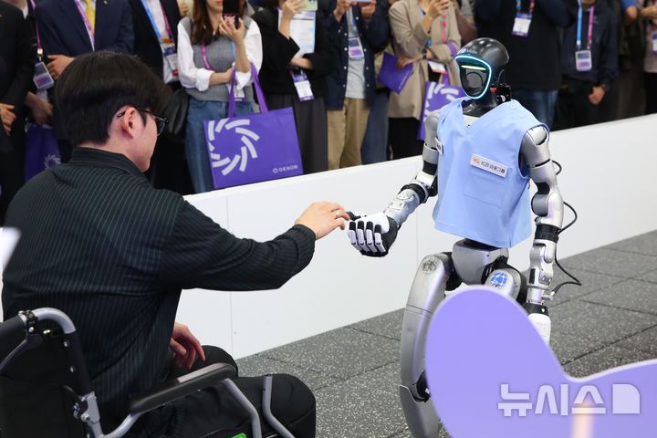 [서울=뉴시스]서울 코엑스에서 열린 'AI EXPO KOREA 2026'에서 시니어 돌봄 특화 휴머노이드 로봇 '젠피(GenP)'가 라이브 시연을 하고 있다. (사진=KB금융 제공). 2026.05.08. photo