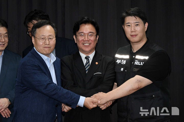 [수원=뉴시스] 김종택기자 = 삼성전자 노사 협상이 잠정 합의된 20일 경기도 수원시 장안구 경기지방고용노동청에서 김영훈 고용노동부 장관, 최승호 삼성전자 노조 공동투쟁본부 위원장, 여명구 DS(디바이스솔루션·반도체