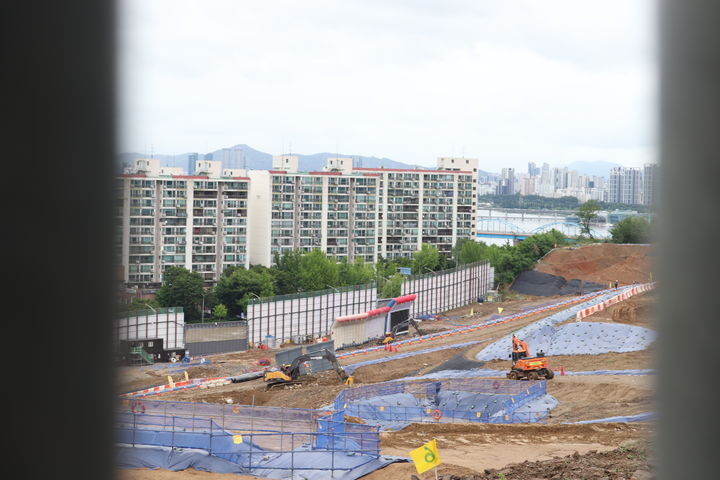 [서울=뉴시스] 이수안 인턴기자=서달산 둘레길에서 내려다 본 '써밋 더힐' 사업장 부지 *재판매 및 DB 금지