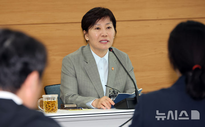 [세종=뉴시스] 강종민 기자 = 송미령 농림축산식품부 장관이 27일 세종시 정부세종청사에서 열린 출입기자 간담회에서 발언하고 있다.2026.04.27.