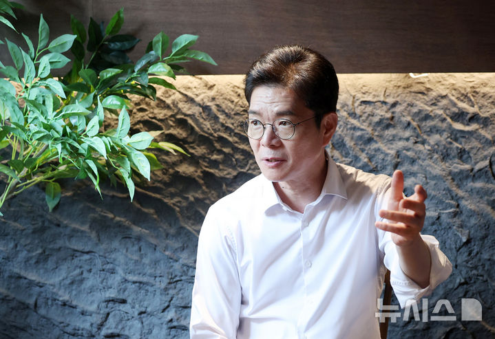 [서울=뉴시스] 김진아 기자 = 정원오 더불어민주당 서울시장 후보가 26일 서울 관악구의 한 카페에서 열린 '찾아가는 서울人터뷰 "청년 1인가구편"에서 청년들과 대화하고 있다. 2026.05.26. bluesoda@