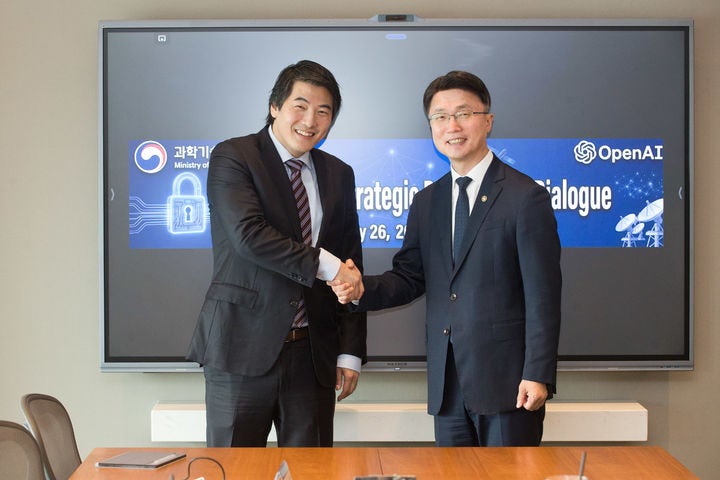 [서울=뉴시스] 류제명 과학기술정보통신부 제2차관(오른쪽)이 26일 오후 서울 영등포구 회의실에서 제이슨 권 CSO 등 오픈AI 관계자들과 간담회를 가졌다.(사진=과기정통부 제공) *재판매 및 DB 금지