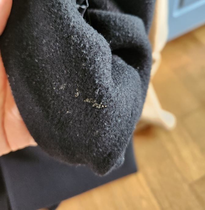 [서울=뉴시스]세탁소에 세탁을 맡긴 코트에 고춧가루가 그대로 묻어있는 모습. (사진출처: 온라인 커뮤니티)