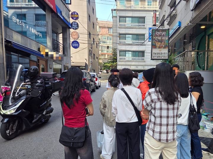 [서울=뉴시스] 심재민 인턴기자=지하철역 2호선 낙성대역 인근 골목에 모인 임장크루. *재판매 및 DB 금지