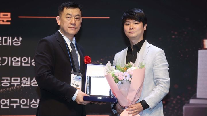 [서울=뉴시스] 박찬암 스틸리언 대표가 국내 IT서비스 산업 발전에 기여한 공로를 인정받아 한국IT서비스학회가 수여하는 ‘IT서비스 공로기업인상’을 받았다. 2026.05.29. (사진=스틸리언 제공) *재판매 및 