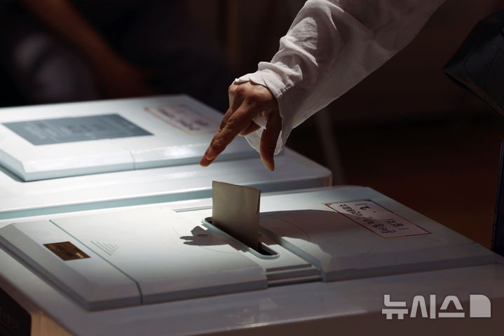 서울시교육감 8파전? 사전투표장 나타난 후보들