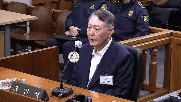 [서울=뉴시스] 내달 4일에는 12·3 비상계엄 선포 당시 병력 동원을 주도한 혐의로 기소된 군 핵심 수뇌부의 재판에 윤 전 대통령이 증인으로 출석할 예정이다.사진은 윤 전 대통령의 모습.(사진=서울중앙지방법원 