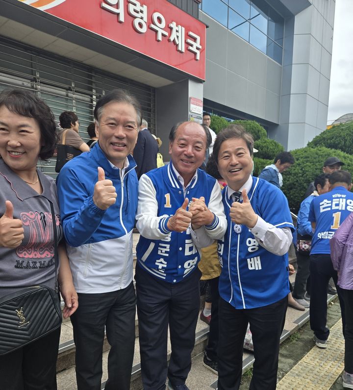 [의령=뉴시스] 더불어민주당 손태영(가운데) 경남 의령군수 후보.(사진=손태영 의령군수 후보 제공) 2026.05.23.*재판매 및 DB 금지
