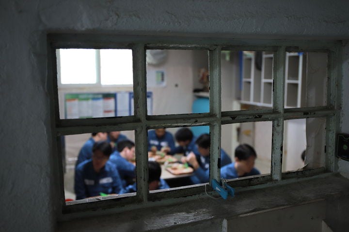 <b>법무부</b>, <b>교도소 에어컨</b> 설치 논란에 "취약자 보호 위한 최소 조치"