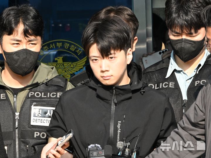 [광주=뉴시스] 이현행 기자 = 살인 혐의 등을 받는 장윤기(23)씨가 14일 오전 광주 서구 서부경찰서에서 검찰소 송치되고 있다.장윤기는 어린이날인 5일 오전 0시11분께 광주 광산구 한 고등학교 앞 대로변 인도