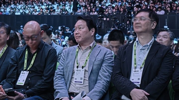 <b>젠슨 황</b> 만난 최태원, 'HBM 깐부' 이어간다 "SK하이닉스 웨이퍼 생산력 ...