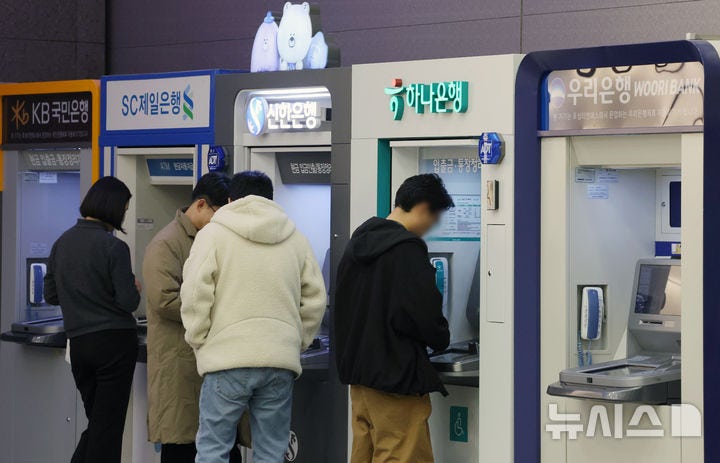 연봉 1억 은행원들도 짐 싼다… 2500명 희망퇴직 러시
