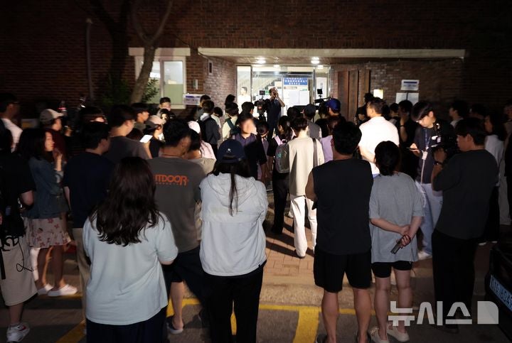 "투표함 못 옮긴다"…<b>잠실7동 투표소</b>서 선관위·주민 <b>대치</b>, 경찰 협조 요...