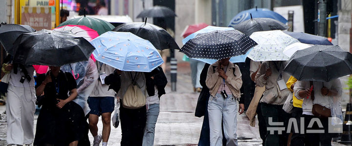 [대구=뉴시스] 이무열 기자 = 비가 내리는 2일 대구 중구 동성로에서 시민들이 우산을 쓰고 이동하고 있다.2026.06.02.