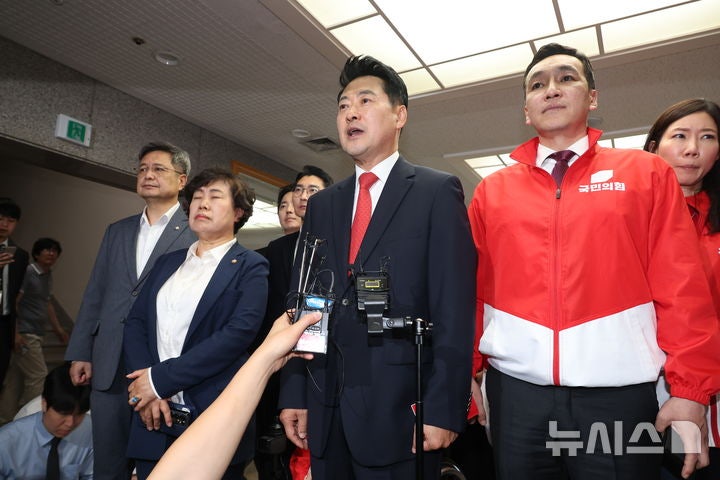국힘, 선관위 찾아 "개표 중단하라"…선거무효소송·<b>노태악</b> 탄핵안 등 ...