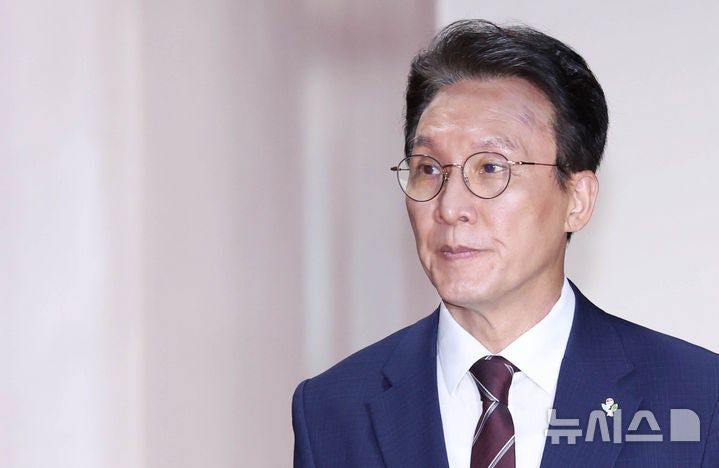 회의실 들어서는 <b>김민석 국무총리</b>