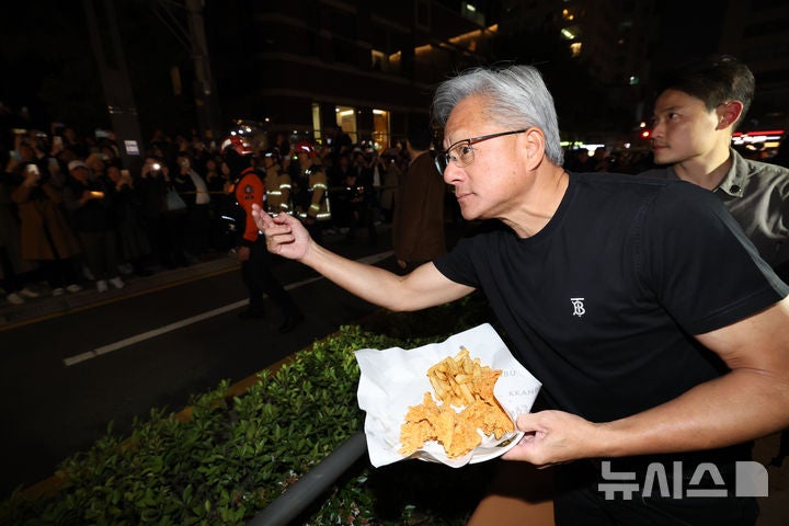 젠슨 황, 방한 첫날부터 'AI 강행군'…<b>홍대</b> PC방·삼쏘회동 뒤 광화문 숙...