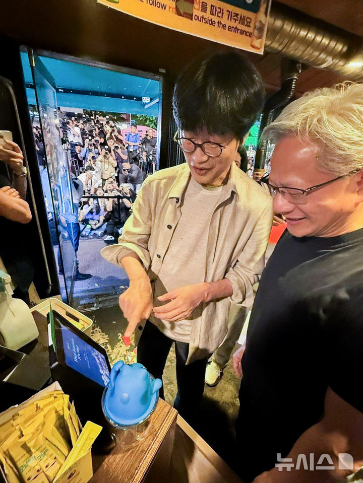 [서울=뉴시스] 이해진 네이버 의장(왼쪽)이 5일 오후 서울 마포구에 위치한 한 식당에서 젠슨 황 엔비디아 최고경영자(CEO)에게 네이버 오프라인 결제 단말기 'Npay 커넥트'를 소개하고 있다. 이 의장은 이날 황