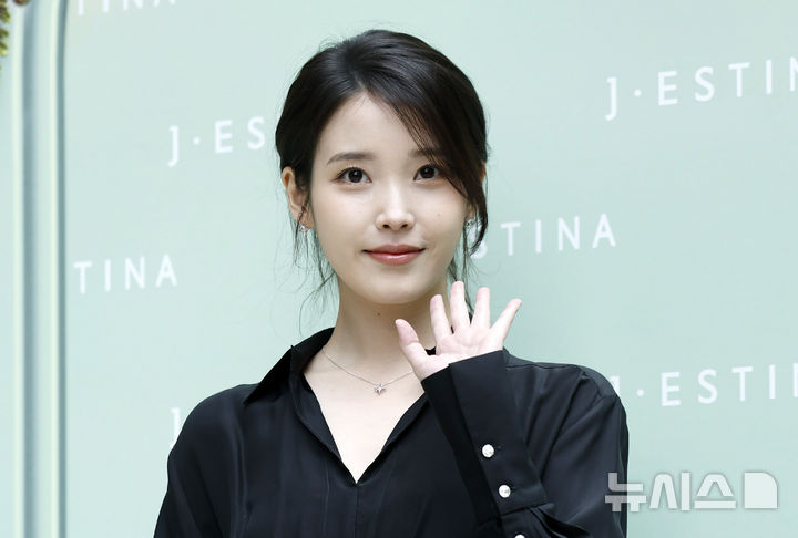 "잠실 스벅 선결제해줘" 투표용지 사태에 아이유 SNS 불똥