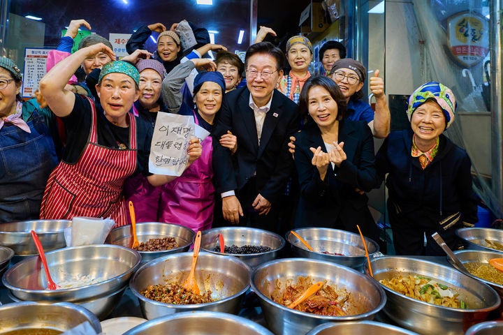 이 대통령, 서울 <b>길동복조리시장</b> 방문…민생 현장 소통