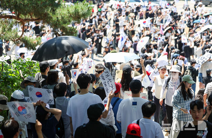 [서울=뉴시스] 김선웅 기자 = 제9회 전국동시지방선거 투표용지 부족 사태에 항의하며 개표소 봉쇄 시위를 이어가는 시민들이 6일 서울 송파구 올림픽공원 핸드볼경기장에 설치된 개표소 앞에서 재선거를 요구하고 있다. 2