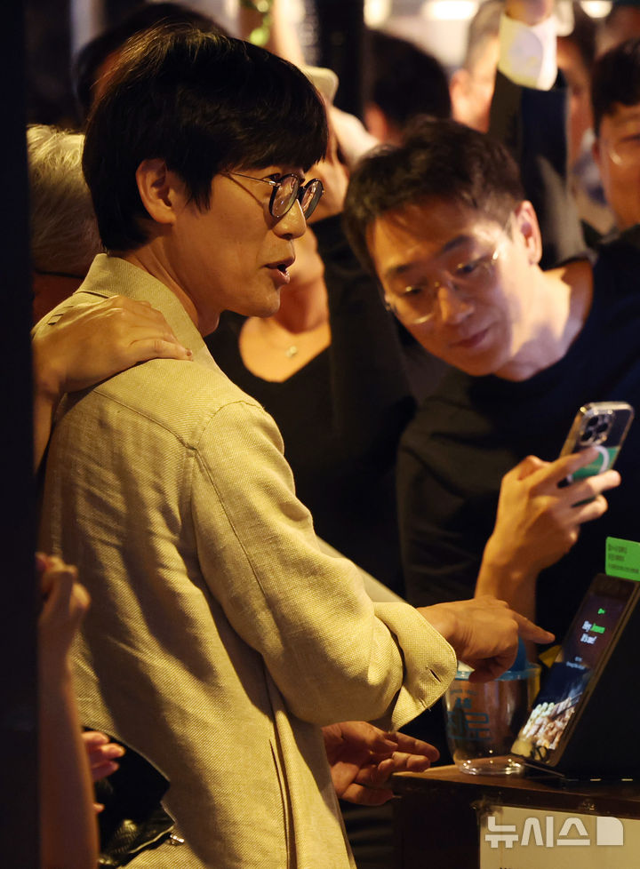 [서울=뉴시스] 조성우 기자 = 젠슨 황 엔비디아 최고경영자(CEO)가 5일 서울 마포구 홍대 인근의 한 고깃집에서 최태원 SK그룹 회장과 구광모 LG그룹 회장, 이해진 네이버 의장과 이른바 '삼소(삼겹살·소주) 회