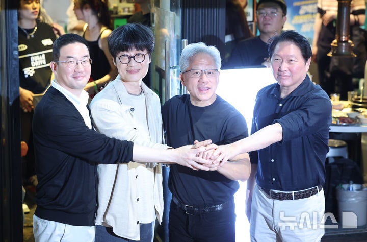 [서울=뉴시스] 조성우 기자 = 젠슨 황(왼쪽 세 번째) 엔비디아 최고경영자(CEO)가 5일 서울 마포구 서교동의 한 고깃집에서 최태원(오른쪽) SK그룹 회장, 구광모(왼쪽) LG그룹회장, 이해진 네이버 이사회 의장