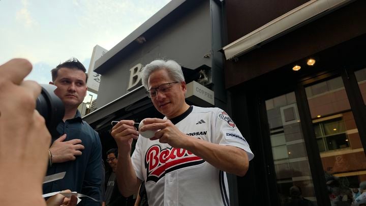 젠슨 황, 가족과 함께 '최태원 깐부회동' 참석…<b>SK</b>하이닉스·<b>텔레콤</b> CEO도...