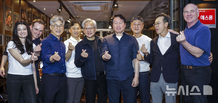 [서울=뉴시스] 정병혁 기자 = 젠슨 황 엔비디아 최고경영자(CEO)와 최태원 SK 회장이 7일 서울 강남구 깐부치킨 삼성점에서 치맥회동을 마친 뒤 기념촬영을 하고 있다. 2026.06.07. jhope@newsis
