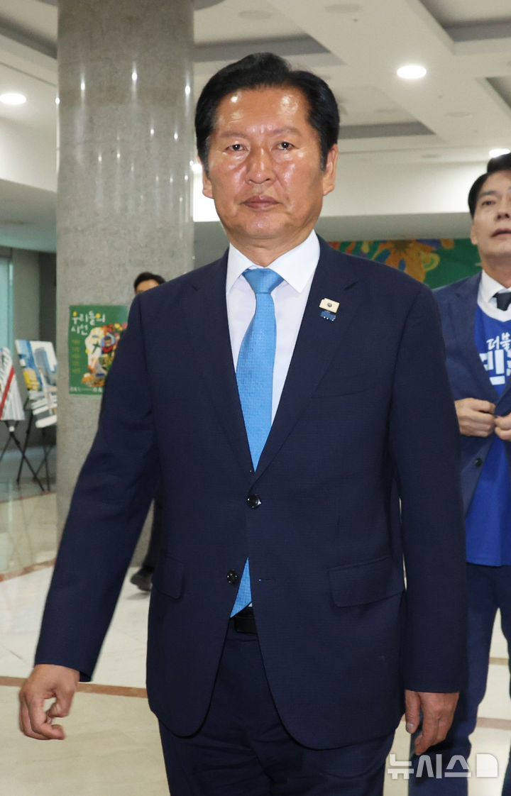 [서울=뉴시스] 김금보 기자 = 정청래 더불어민주당 총괄상임선대위원장이 3일 오후 서울 여의도 국회 의원회관에 마련된 개표 상황실에서 제9회 전국동시지방선거 출구조사 결과 발표를 시청한 뒤 이동하고 있다. 2026.