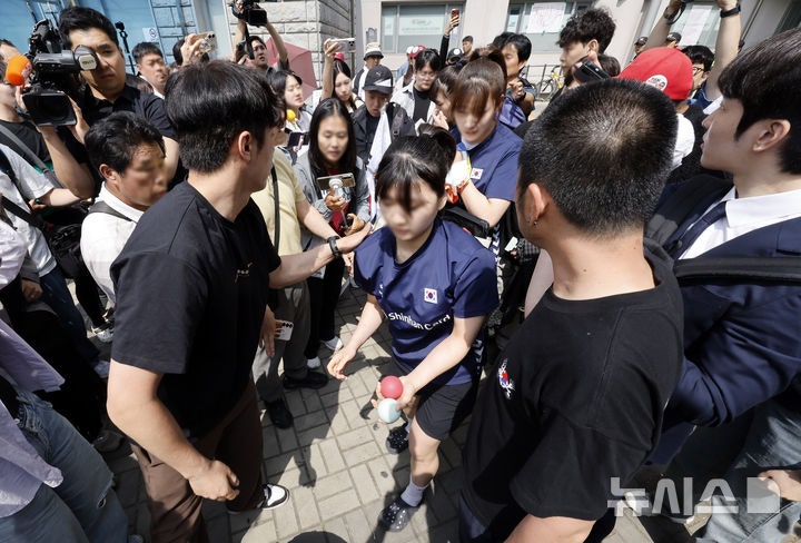 송파 개표소 봉쇄 나흘째…<b>핸드볼</b> 대표팀에 '가방 검사' 소동