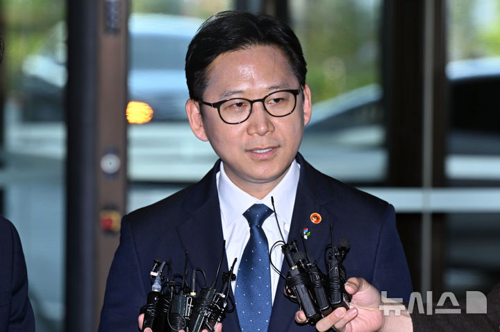 [서울=뉴시스] 이영환 기자 = 배경훈 부총리 겸 과학기술정보통신부 장관이 8일 오후 서울 중구 신라호텔에서 열린 젠슨 황 엔비디아 최고경영자의 '코리아 AI 에코시스템 리셉션'에 참석하기 앞서 취재진의 질문에 답변
