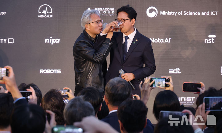 서울=뉴시스] 이영환 기자 = 젠슨 황 엔비디아 최고경영자(CEO)가 8일 서울 중구 신라호텔에서 열린 '엔비디아 코리아 AI 에코시스템 리셉션'에서 배경훈 부총리 겸 과학기술정보통신부 장관과 러브샷을 하고 있다. 