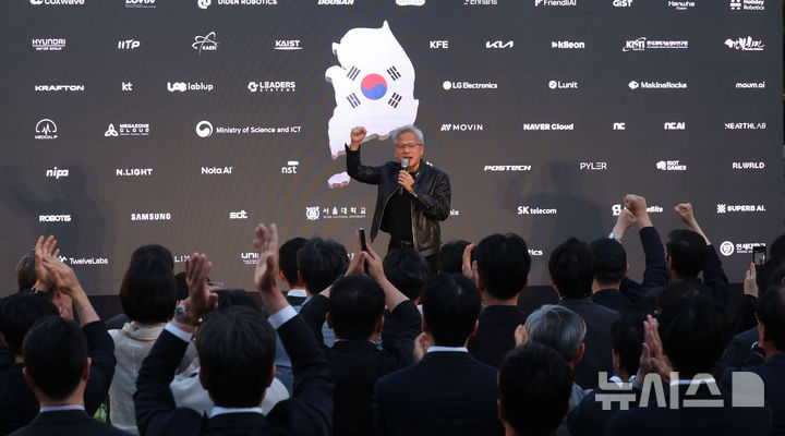 [서울=뉴시스] 이영환 기자 = 젠슨 황 엔비디아 최고경영자(CEO)가 8일 서울 중구 신라호텔에서 열린 '엔비디아 코리아 AI 에코시스템 리셉션'에 참석해 스피치를 하고 있다.  (공동취재) 2026.06.08. 