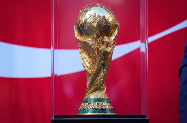 [밴쿠버=AP/뉴시스] 지난 4월 10일(현지시각) 캐나다 밴쿠버에서 열린 '2026 FIFA 월드컵 트로피 투어' 행사에서 월드컵 우승 트로피가 전시되어 있다. 2026.05.06.