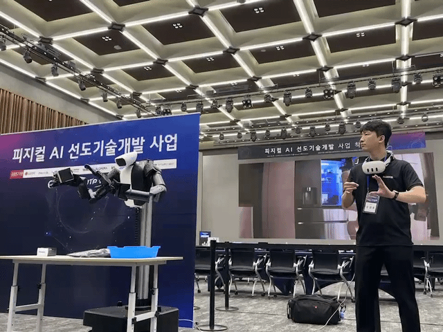 [서울=뉴시스] 심지혜 기자 = 과기정통부가 개최한 피지컬 AI 선도기술개발 사업의 착수보고회에서 로보티즈의 AI워커 로봇이 VR을 통해 작동하는 모습. *재판매 및 DB 금지 *재판매 및 DB 금지