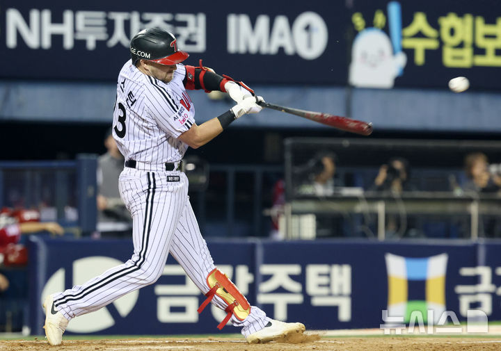 '오스틴 멀티 홈런' <b>LG</b>, <b>SSG</b>에 8-6 <b>역전승</b>…'새 외인' 리오스, 리그 데뷔