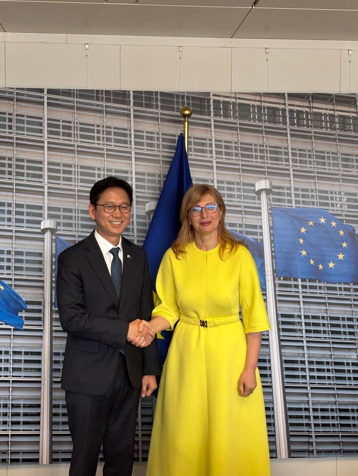 [서울=뉴시스] 배경훈 부총리가 유럽연합(EU) 스타트업·연구혁신 집행위원 예카테리나 자하리에바와 베를리몽 빌딩에 위치한 유럽연합 집행위 본부에서 면담했다. (사진=과기정통부 제공) 2026.06.11. photo@