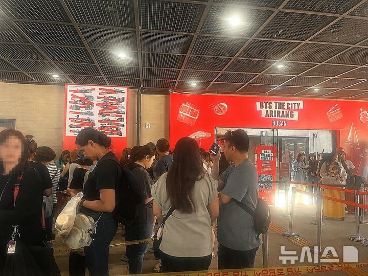 "영국서 왔어요"…<b>BTS</b> <b>공연</b> 하루 전, 아미 몰려드는 <b>부산</b>역