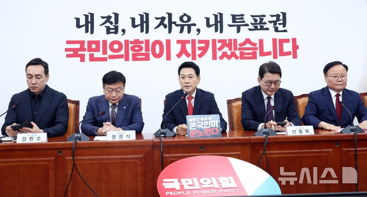 국힘 지도부 <b>사퇴</b>론 공개 설전…"다 같이 <b>사퇴</b>하자" "철없는 소리"