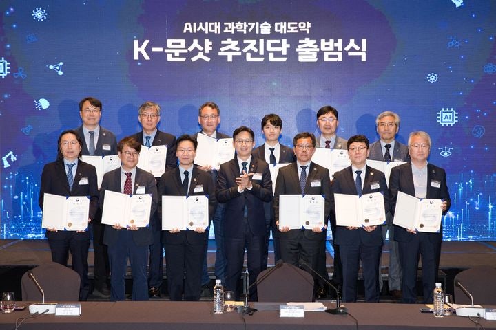 [서울=뉴시스] 배경훈 부총리 겸 과학기술정보통신부 장관이 지난달 27일 오후 서울 용산구 드래곤시티호텔에서 열린 'K-문샷 추진단 출범식' 에서 총괄관리자(PD)들과 기념촬영을 하고 있다.사진 왼쪽 뒤에서 네번째