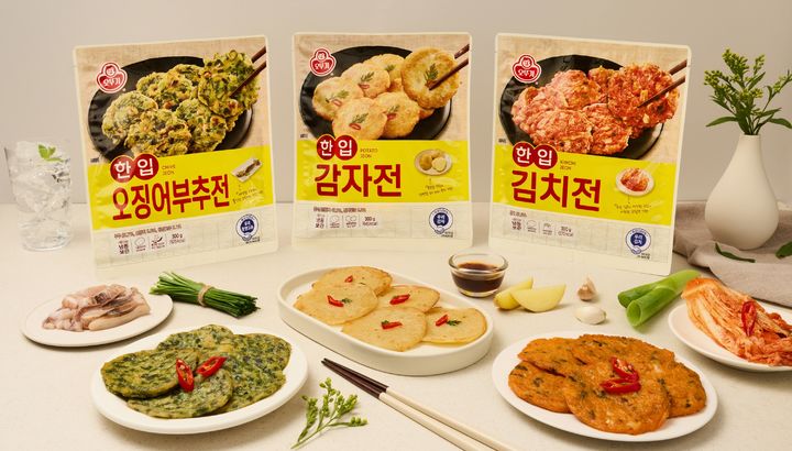 [서울=뉴시스] 오뚜기가 간편식 수요 증가에 맞춰 반죽 과정 없이 바로 구워 즐길 수 있는 '한입전' 3종을 출시했다.(사진=오뚜기 제공) *재판매 및 DB 금지
