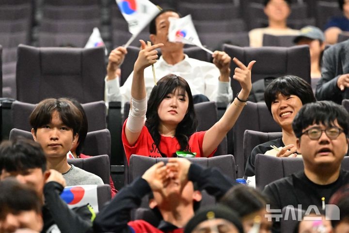 <b>황인범</b> 동점골에 환호