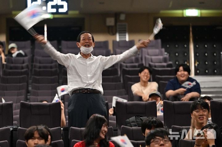 <b>황인범</b> 동점골에 환호