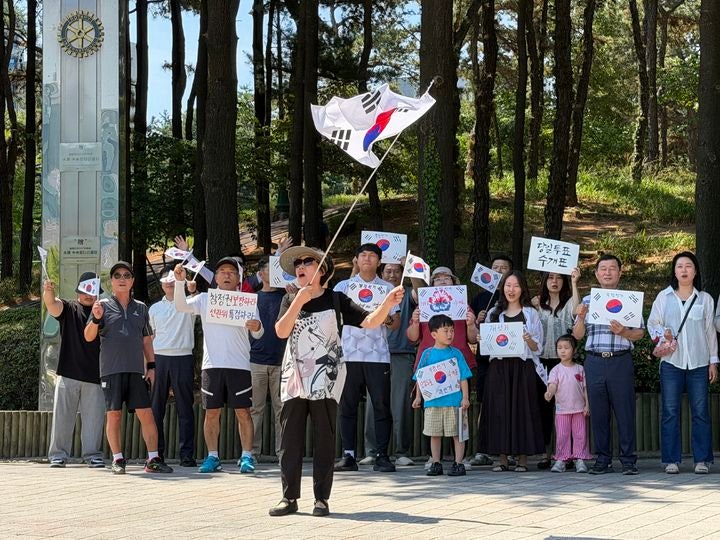 '부정선거 재선거' 유모차 끌고, 돗자리 깔고…수원도 시민들 모여[현장]