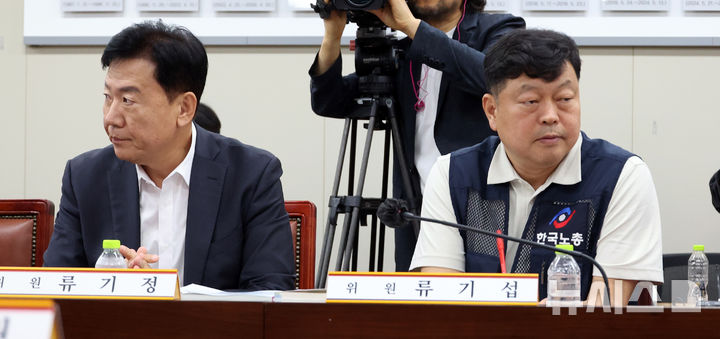 [세종=뉴시스] 강종민 기자 = 최저임금위원회 류기정 사용자 위원과 류기섭 근로자 위원이 지난 11일 세종시 정부세종청사에서 열린 5차 전원회의에서 서로 다른 곳을 보고 있다.2026.06.11.ppkjm@new